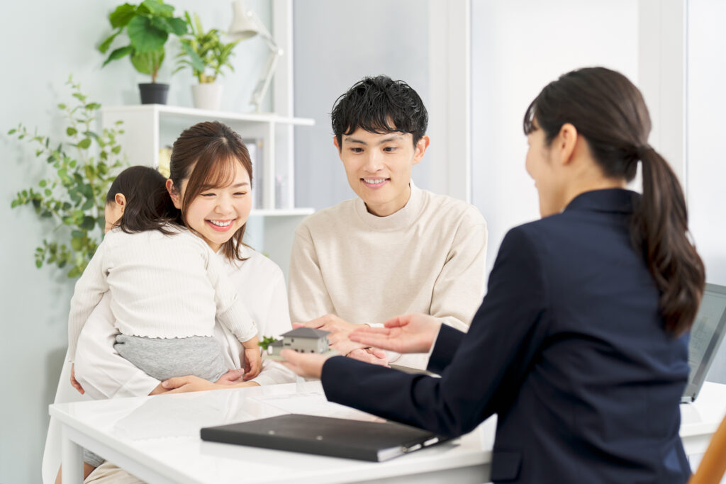 A family receiving real estate information - 住宅AIコンシェルジュ