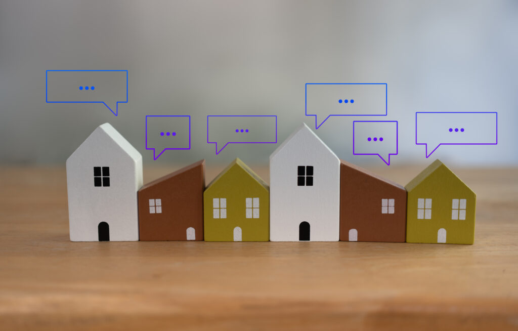 Different size of wooden toy house with speech bubble pop up - 住宅AIコンシェルジュ