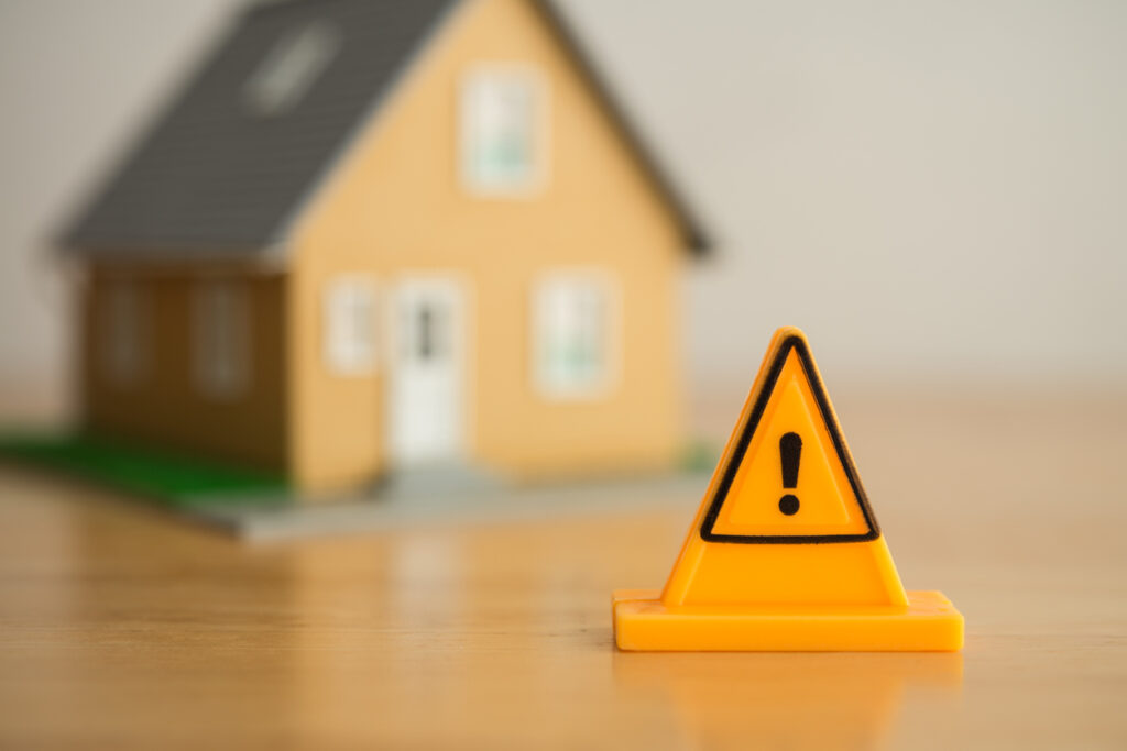 Emergency notification warning sign label with model house background - 住宅AIコンシェルジュ