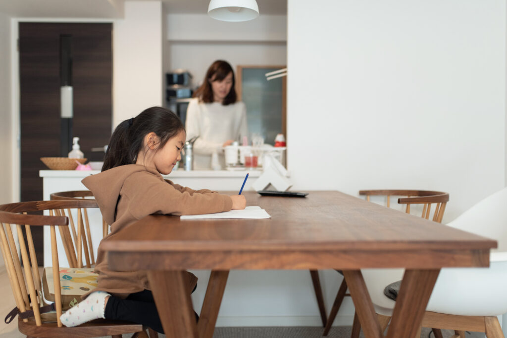 Mother watching daughter to study in living room - 住宅AIコンシェルジュ