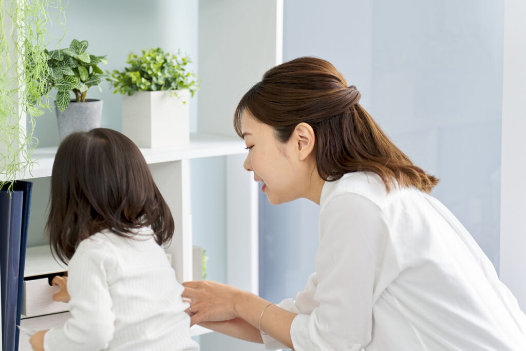 A woman cleaning up with her child - 住宅AIコンシェルジュ