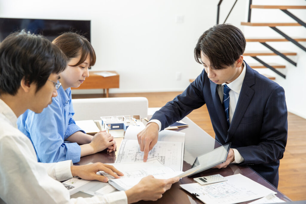 Housing sales salesman and client couple meeting scene design drawing Japanese - 住宅AIコンシェルジュ